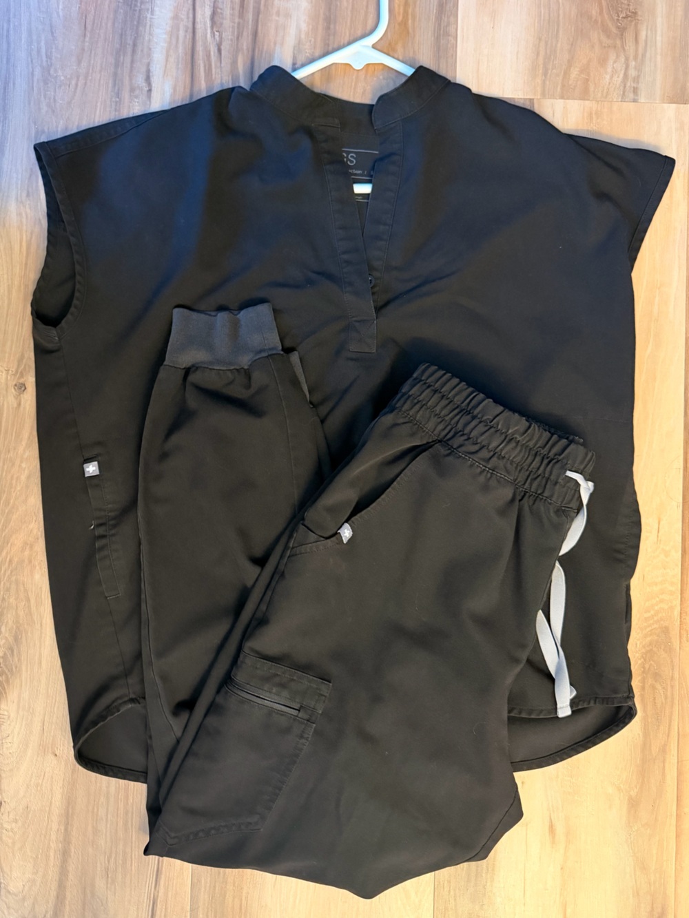 Figs Women’s Oversized Scrub Top S and Black Jogger Scrub Pants M Set